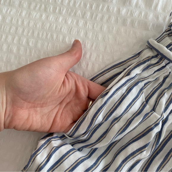 Hollister white and blue stripe paper bag shorts (lined w/ pockets) size Medium - Picture 6 of 13